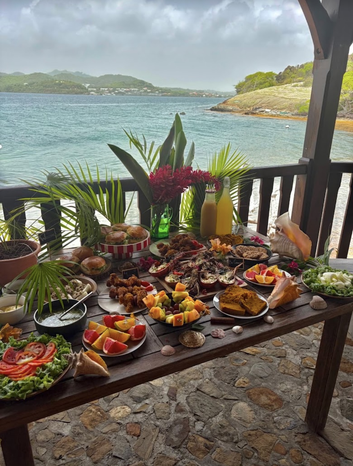 Table de brunch créole face à la mer sur un îlet