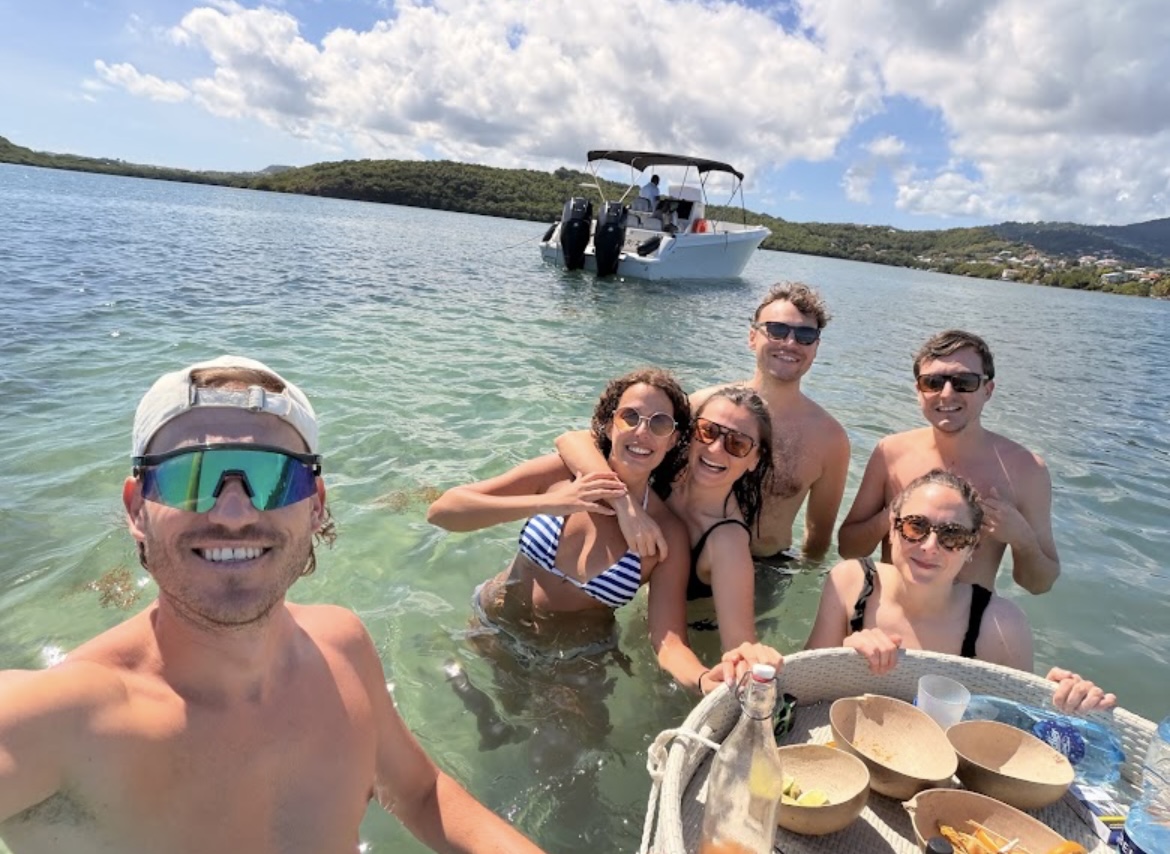 Groupe de passagers dans l'eau à côté du bateau