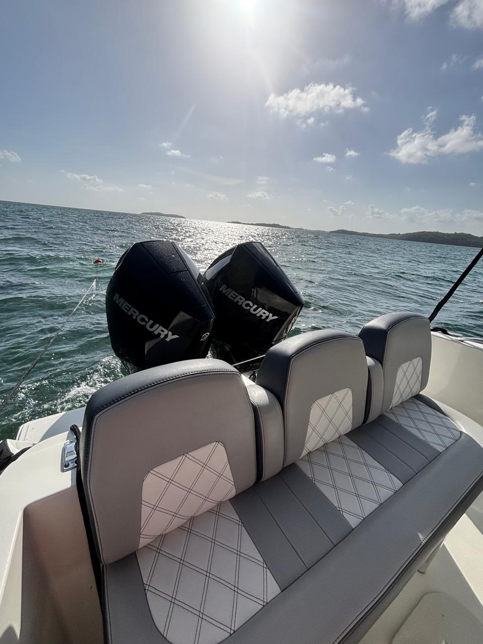 Banquette arrière et moteurs du bateau Bleu Caraïbes en mer