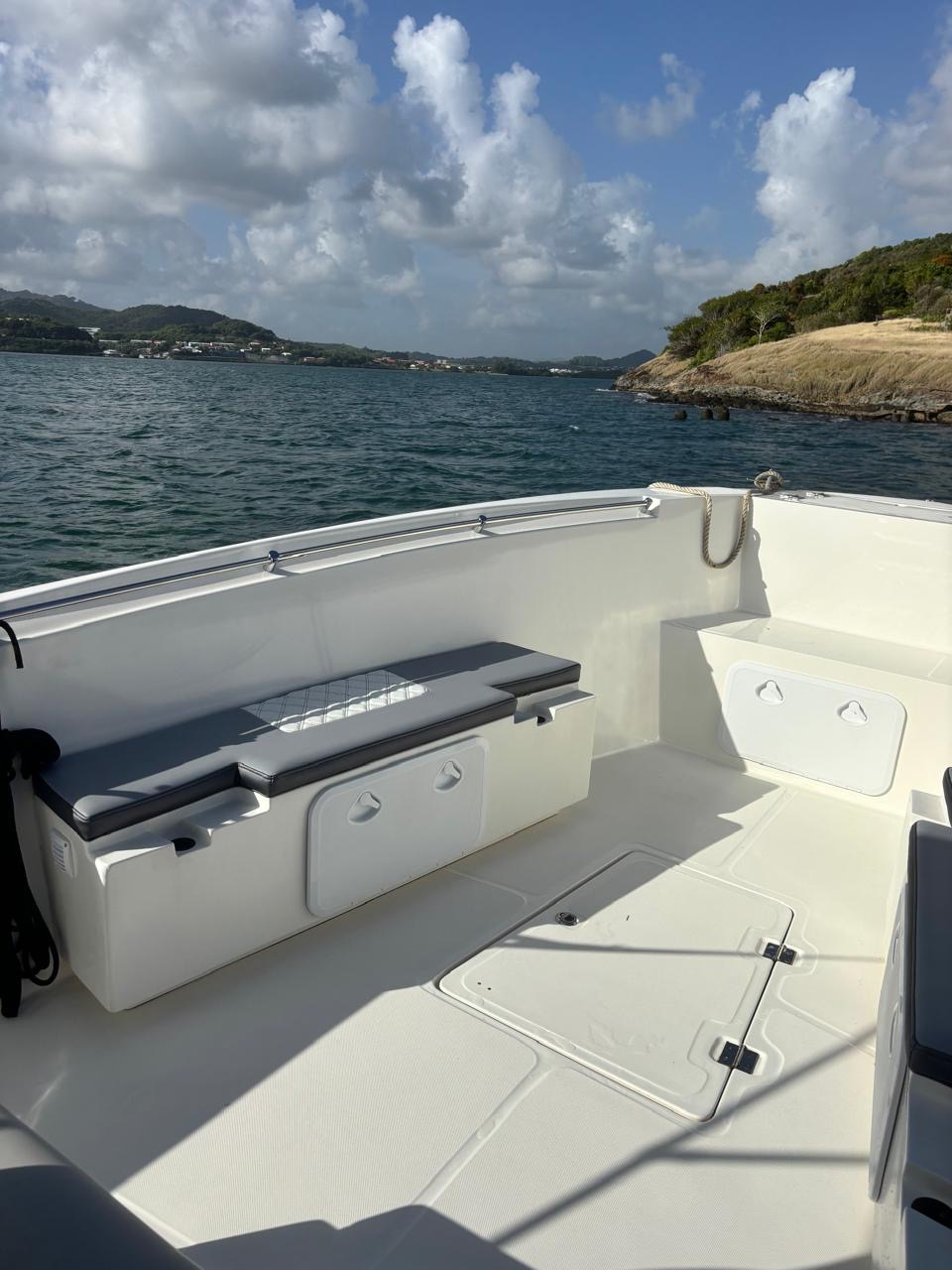 Pont avant spacieux du bateau Bleu Caraïbes au large du François