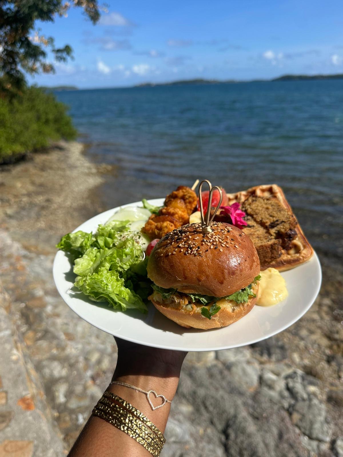 Assiette de brunch créole servie face à la mer