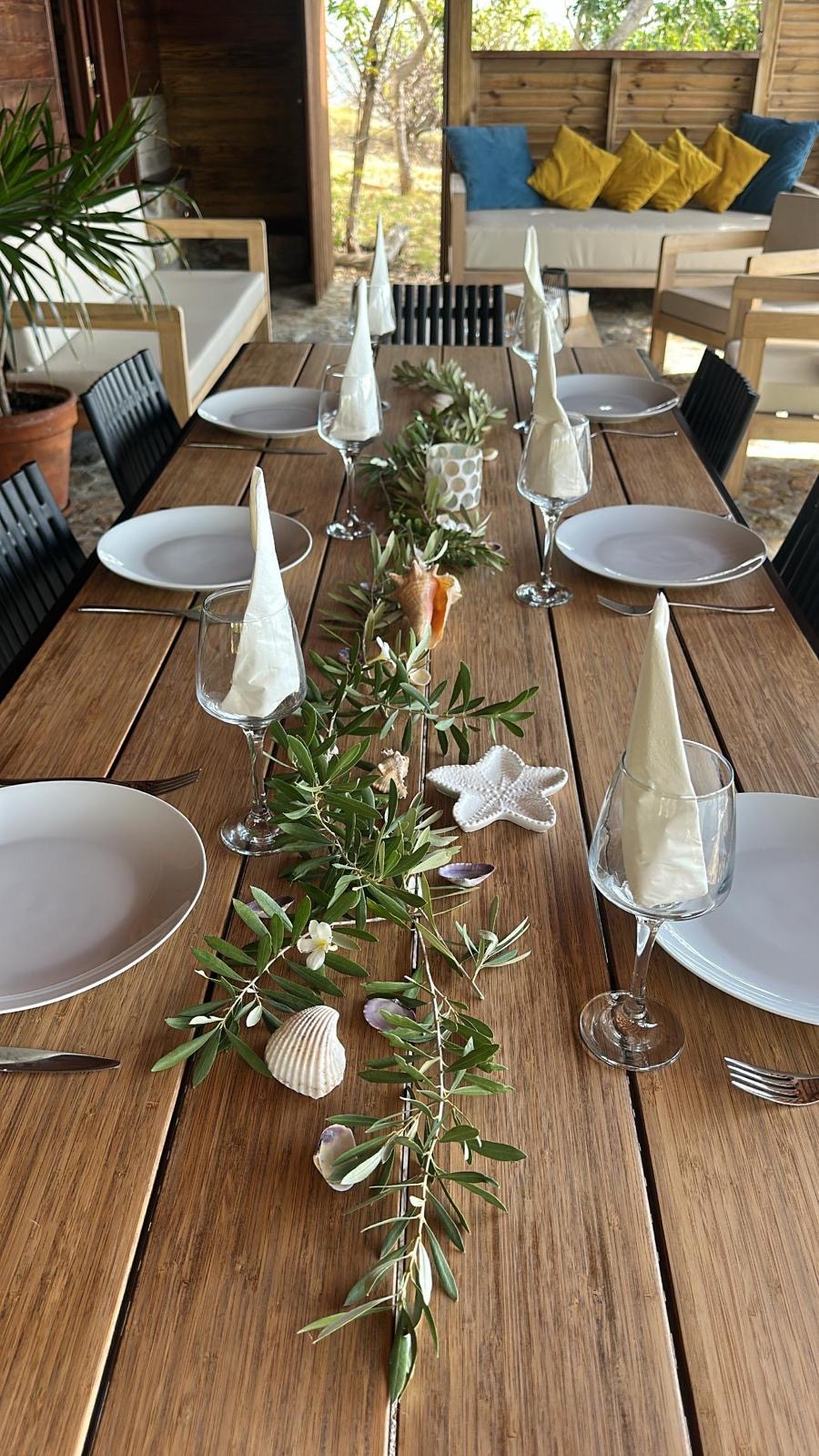 Table créole dressée pour un déjeuner sur l'îlet