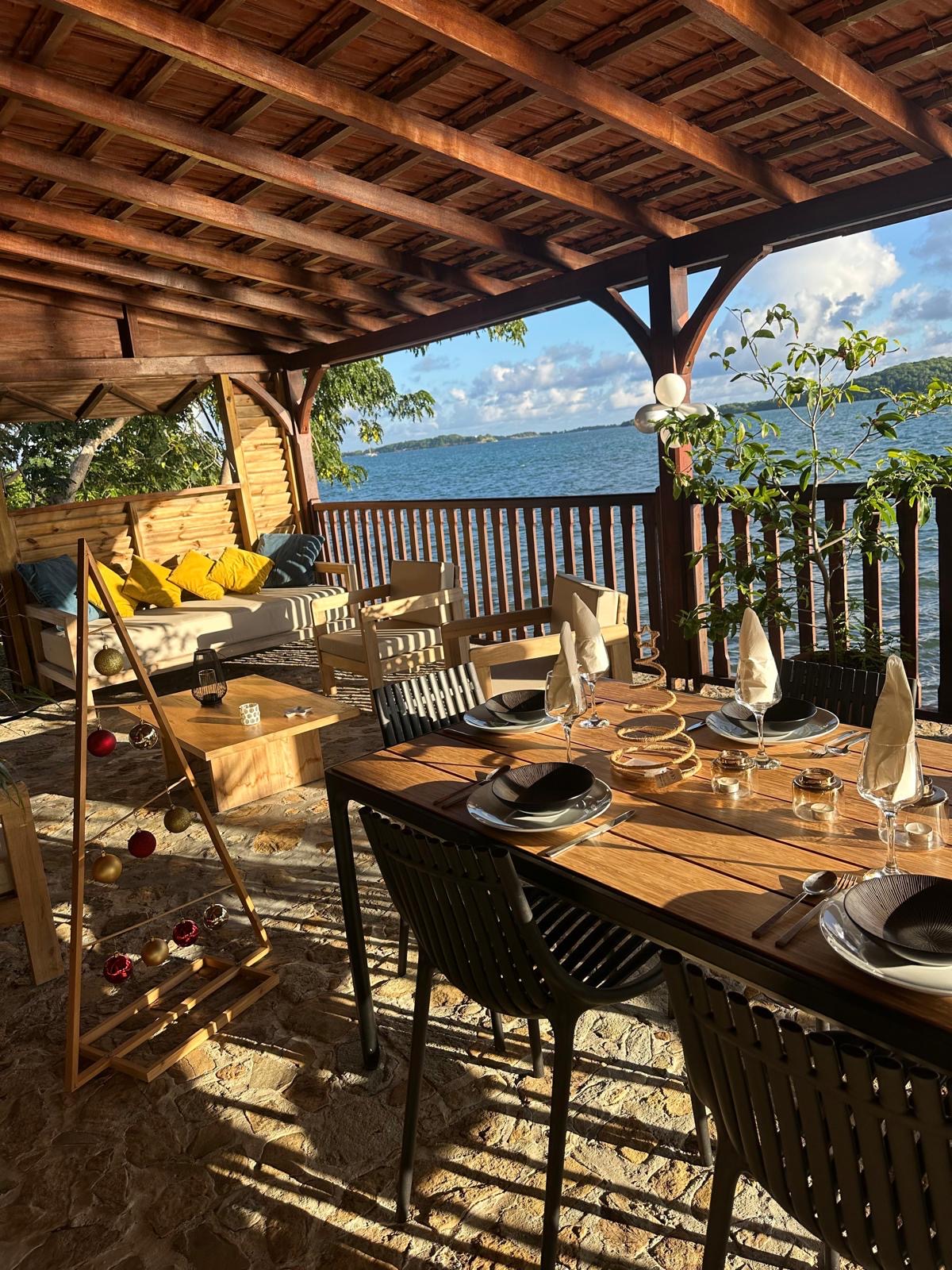 Terrasse d'une villa privatisée sur un îlet face à la mer